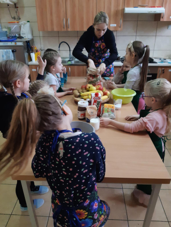 Warsztaty kulinarne dla dzieci z KGW ,,Kulesianki" podczas ferii zimowych w CKE. Warsztaty kulinarne dla dzieci z KGW ,,Kulesianki" podczas ferii zimowych w CKE.