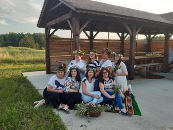 KGW ,,Kulesianki' - Wiła wianki i wrzucała je do falującej wody... ' KGW ,,Kulesianki' - Wiła wianki i wrzucała je do falującej wody... '