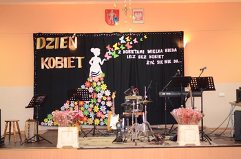 Występ młodzieży podczas ,,Dnia Kobiet" Występ młodzieży podczas ,,Dnia Kobiet"