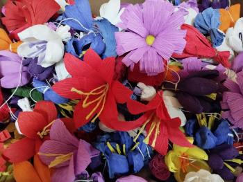 Tradycyjne kwiaty z krepiny oraz palmy wielkanocne wykonane przez członkinie koła